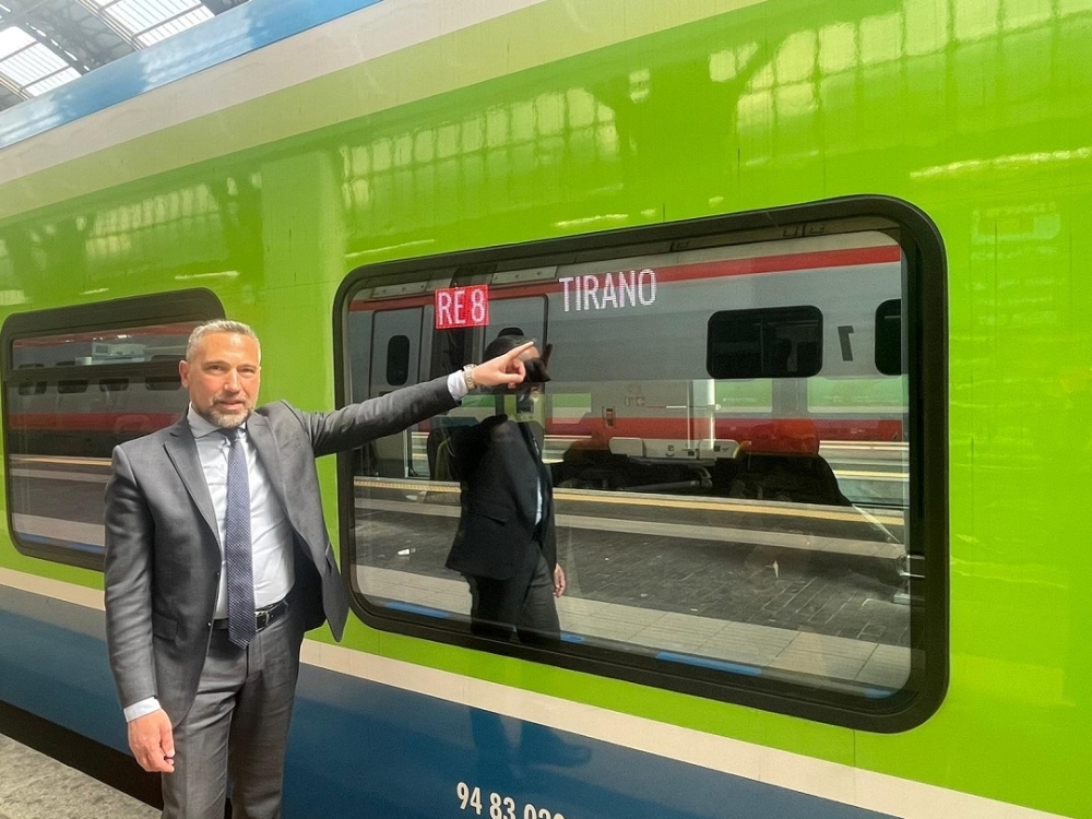 TRENI: ASSESSORE LUCENTE VISITA I NUOVI ‘CARAVAGGIO’ E ‘DONIZETTI’