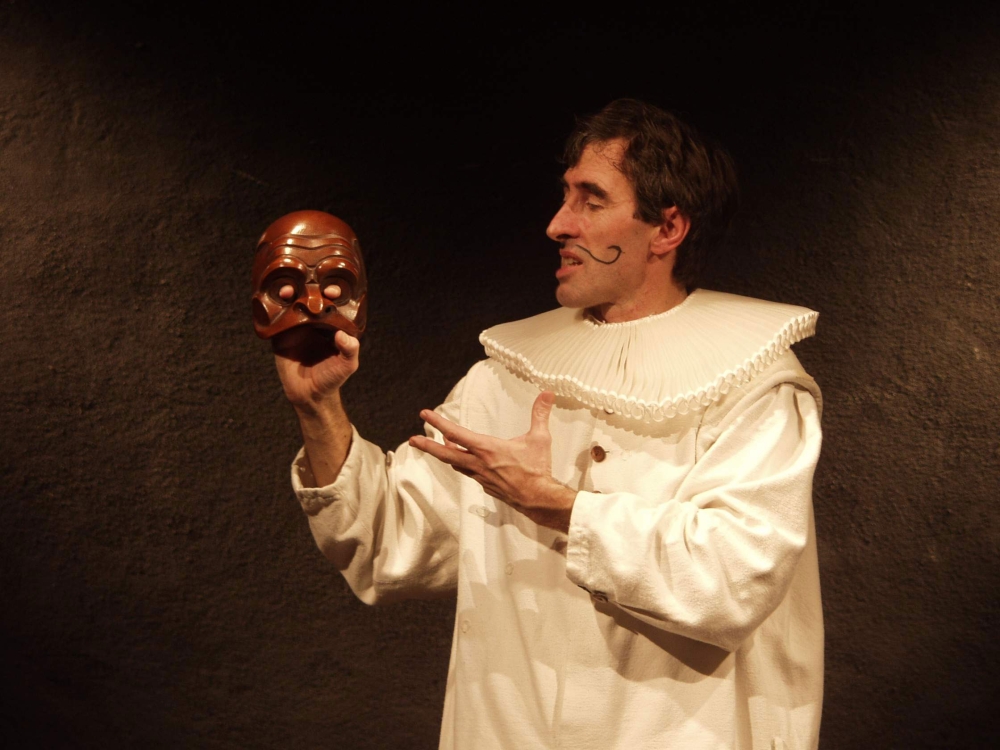 Enrico Bonavera, l’Arlecchino che non smette di cercare