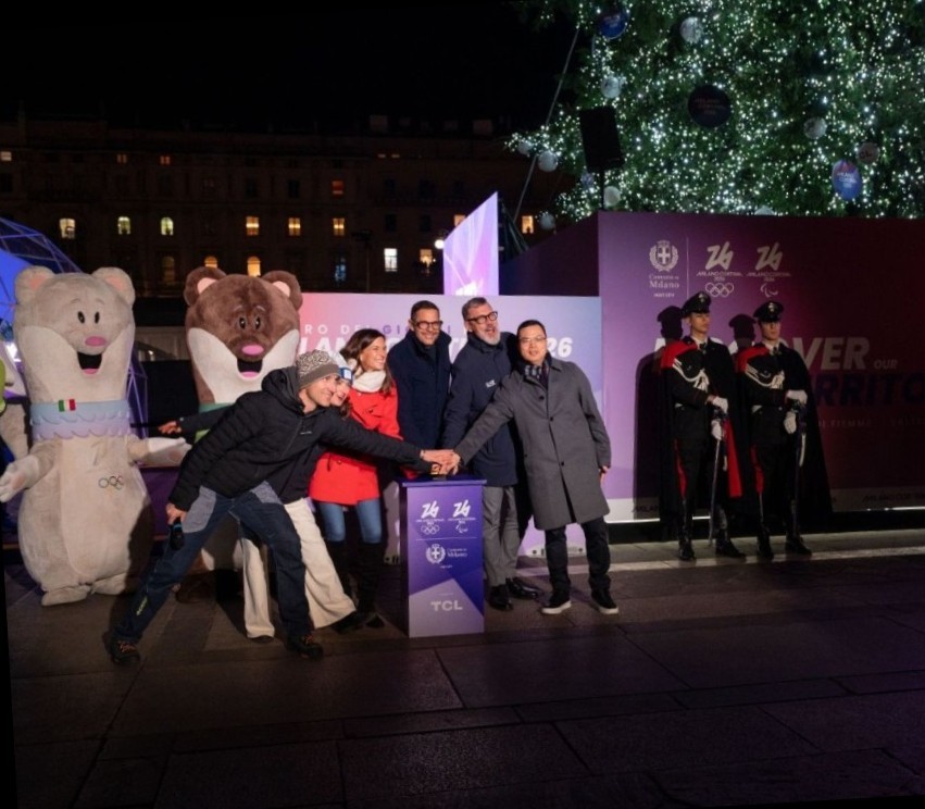 Albero olimpico acceso in piazza Duomo: Milano inaugura il Natale 2025 con i simboli di Milano Cortina 2026