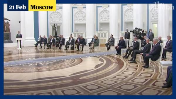 'Parla direttamente!': Putin ha uno scambio teso con la sua spia principale