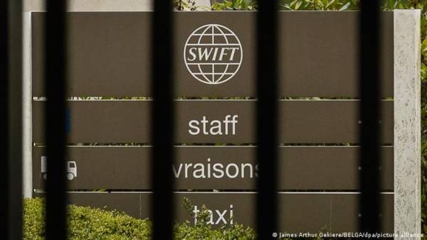 La Germania sta lavorando a una decisione per disconnettere la Russia da SWIFT