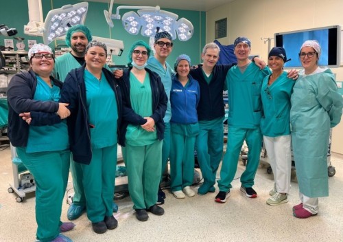 Impianto bionico ibrido con memoria interna: al San Filippo Neri il primo intervento in Italia